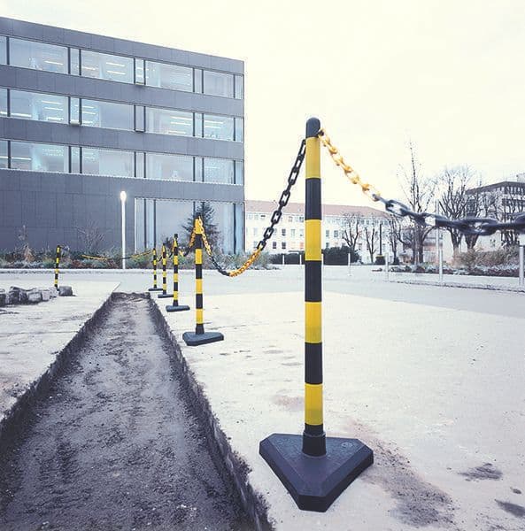 59039 Universal chain post red & white c/w 3kg base 870mm high Safety Sign